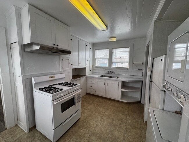 Building Photo - 1 Bed 1 Bath Home Located in Eureka!