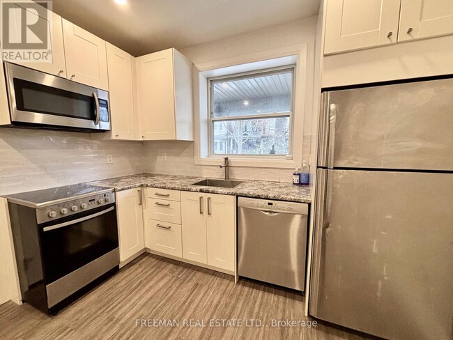 Building Photo - 340 Howland Ave