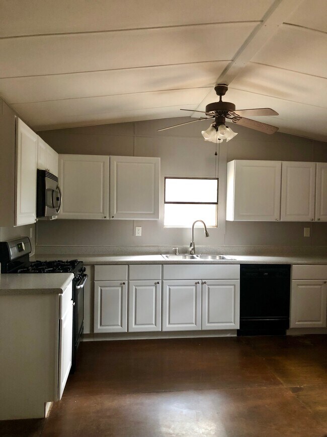 Building Photo - 320 Co Rd 220