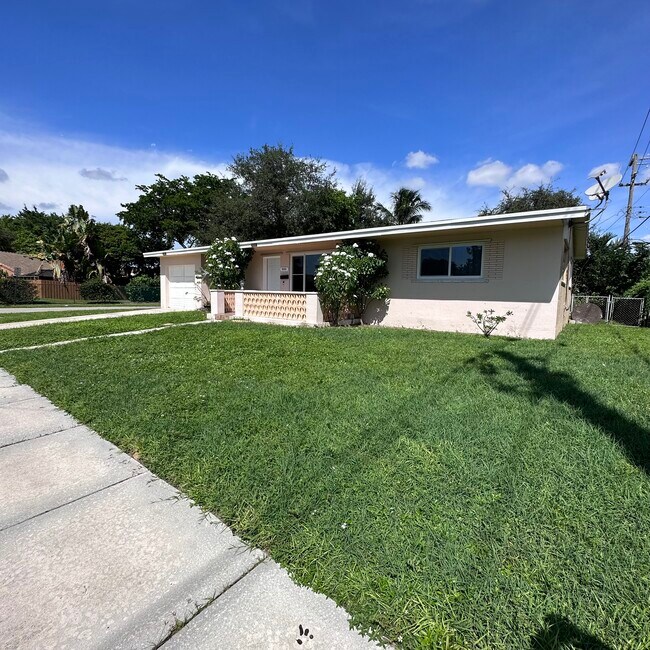 Building Photo - 1111 NE 204th Ter