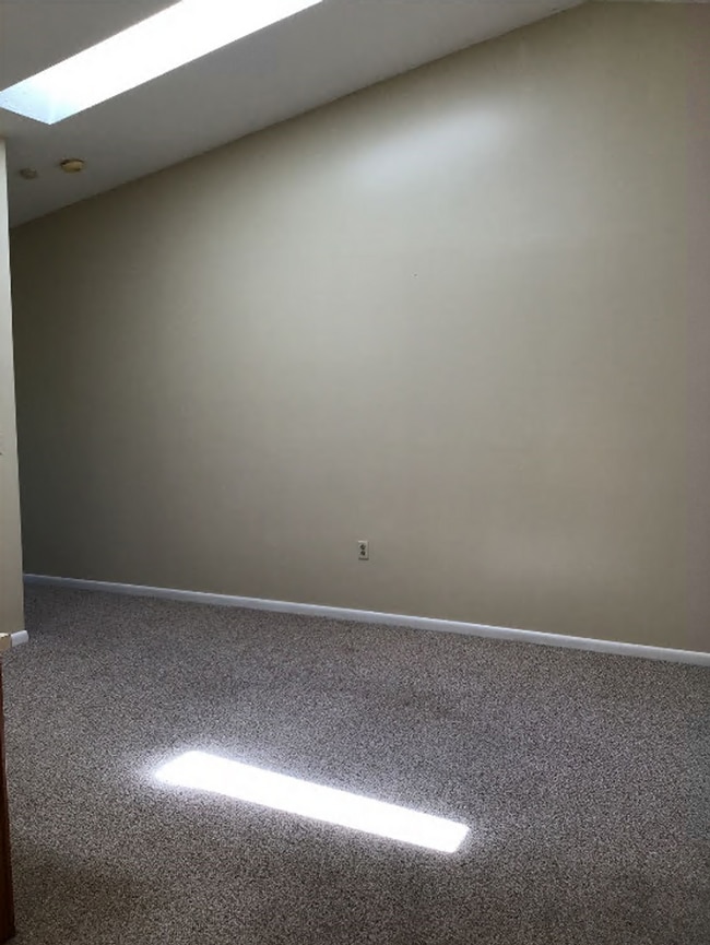 Building Photo - Cozy, end unit 2 bed/1 bath townhouse