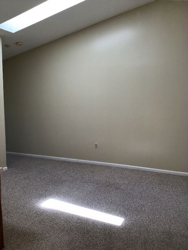 Foto del edificio - Cozy, end unit 2 bed/1 bath townhouse