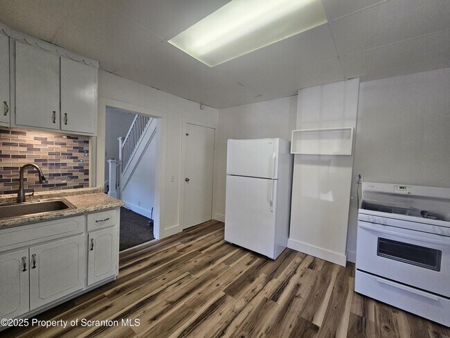 Building Photo - 2105 Hollister Ave