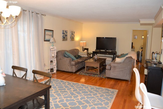 Foto del edificio - 320 Hammond Pond Pkwy