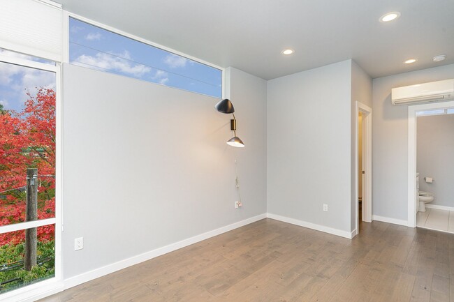 Building Photo - 3 Bd / 2.5 Ba Seattle Townhome