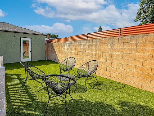 Foto del edificio - Pet friendly 1+1 w/dishwasher + private laundry available!