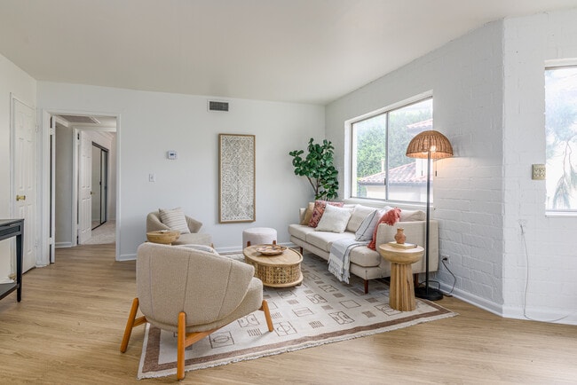 Building Photo - 2260 N Cahuenga Blvd
