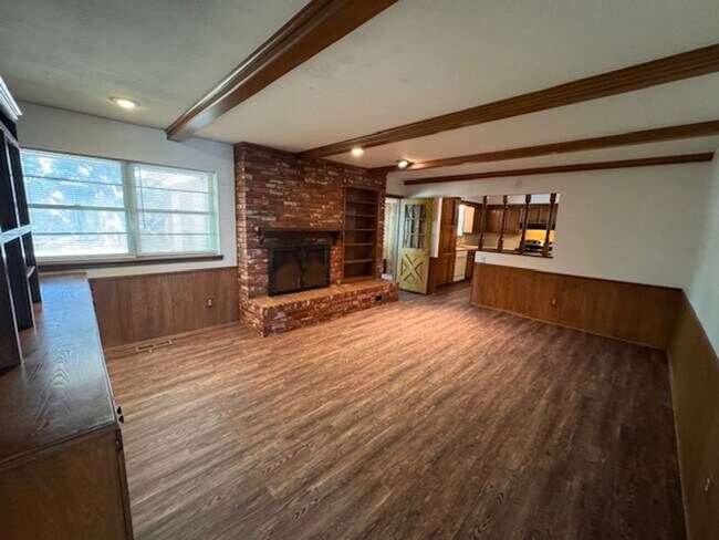 Foto del edificio - 2 living areas and a bonus room, new flooring and paint!  Call today for your personal tour 405-6...