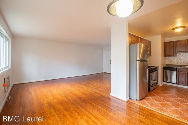 Building Photo - 2 br, 1 bath House - 500 Thayer Ave (#402)