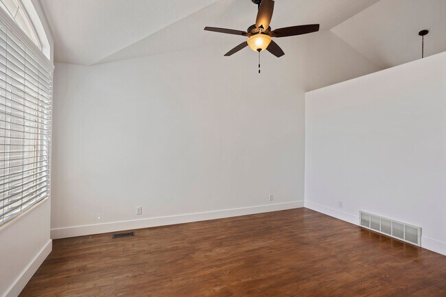 Building Photo - Spacious 4 Bedroom 3 Bathroom Layton Home