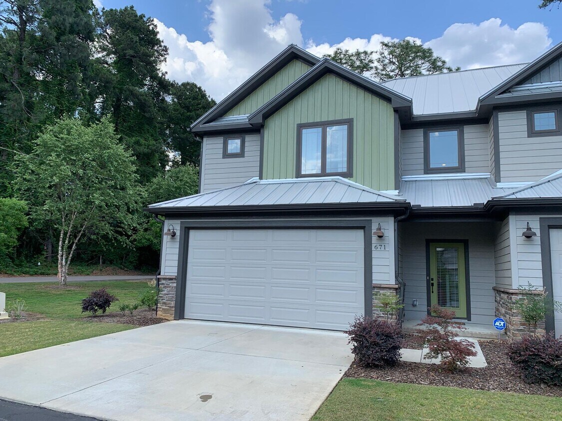 Foto principal - 671 S Ashe St