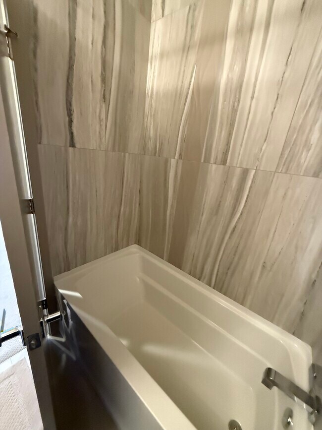 Bañera - 4143 California Ave SW