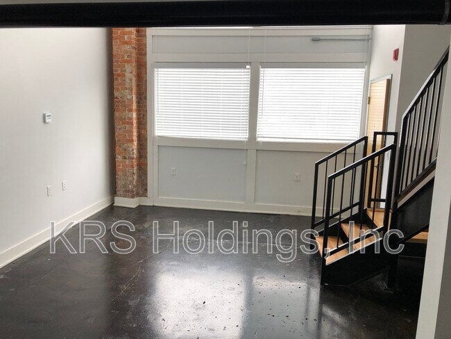 Building Photo - 225 N Water St