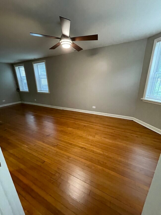 Building Photo - 3544 W Dickens Ave