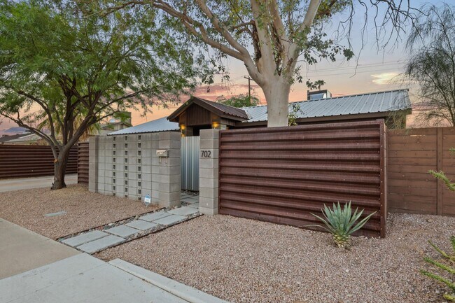 Building Photo - 702 N 72nd Pl