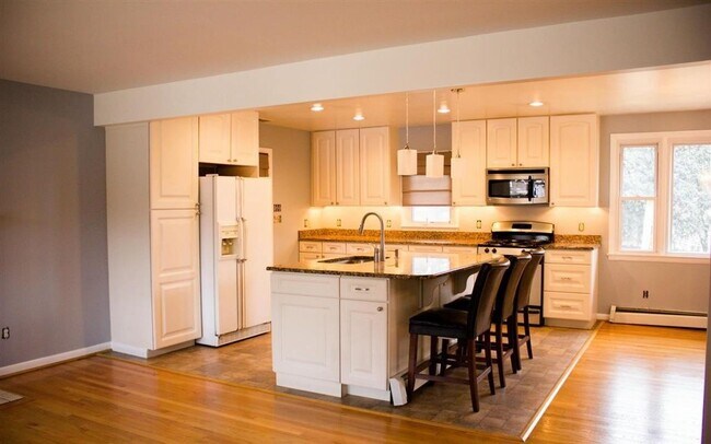 Building Photo - 4BR Single Family in Cockeysville | Granite Kitchen | Finished Lower Level | Central A/C | Great ...