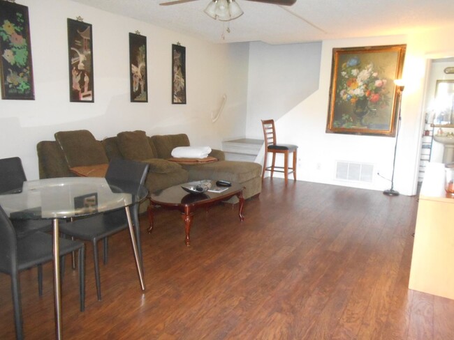 Foto del edificio - Beautiful 2 Bedroom Townhome in Las Vegas ...