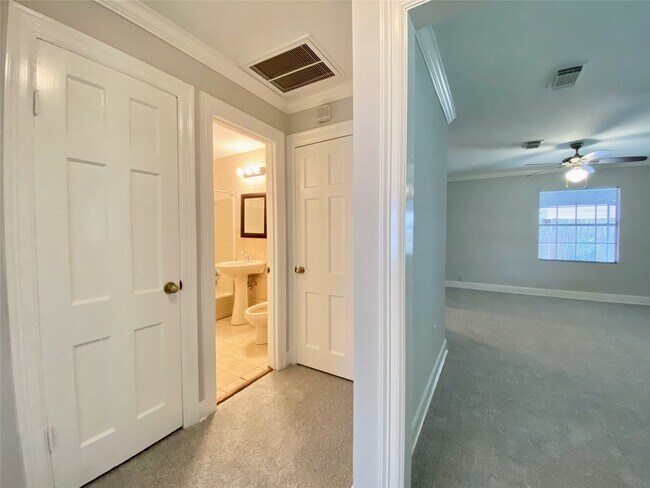 Foto del edificio - 7702 McHenry St
