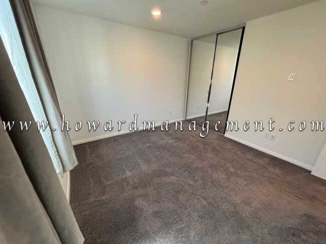 Foto del edificio - 3 Bed 3 Bath, Three Story Townhome with pr...