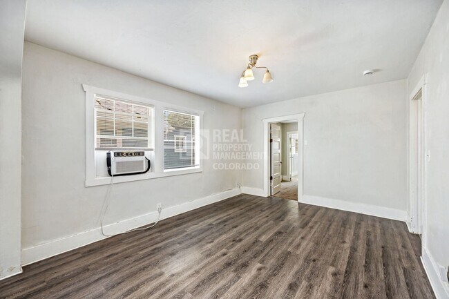 Building Photo - 3059 S Lincoln St