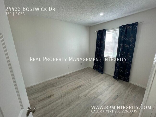 Building Photo - THREE BEDROOM TWO BATHROOM HOME WITH POOL.