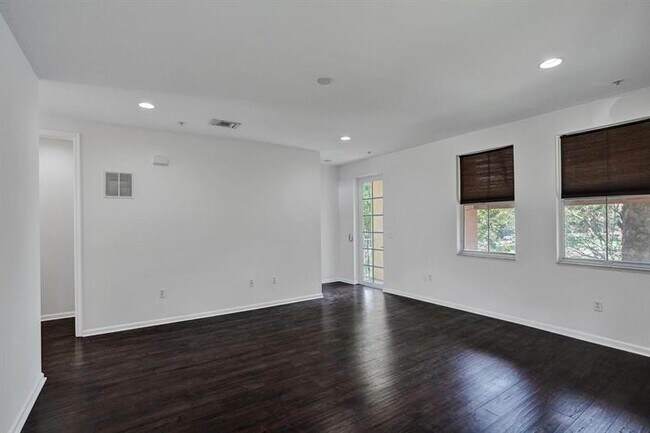 Foto del edificio - 3915 Passion Flower Rd