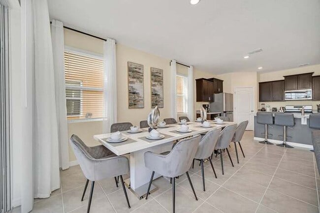 Building Photo - 7551OL  Brand New 7 Bed Villa With Pool & ...