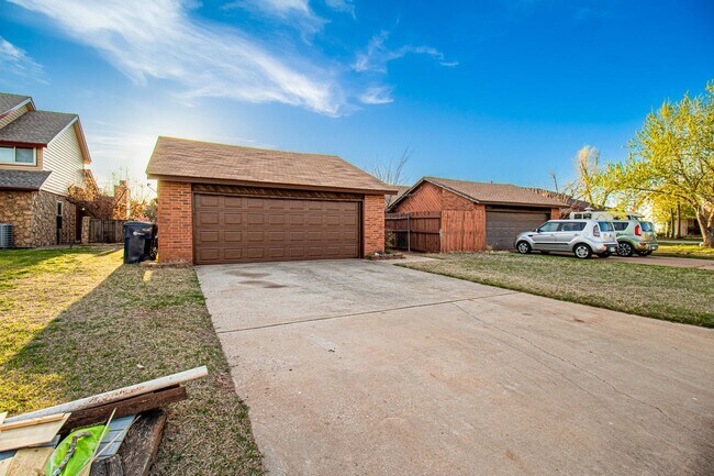 Foto del edificio - 2 Bed 2 Bath in OKC! Half off on the first...