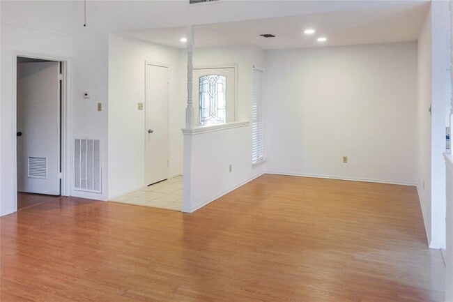 Building Photo - 2802 Heritage Bend Dr
