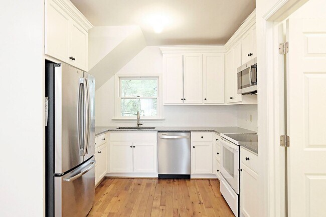 Building Photo - Charming Pet-Friendly Rental Near Pantops & Downtown