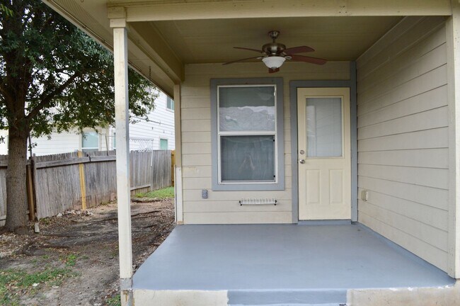 Building Photo - Charming 3 bed 2 bath home in Converse, TX