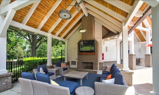 Sala de TV al aire libre junto a la piscina - Sterling Glenwood Apartments