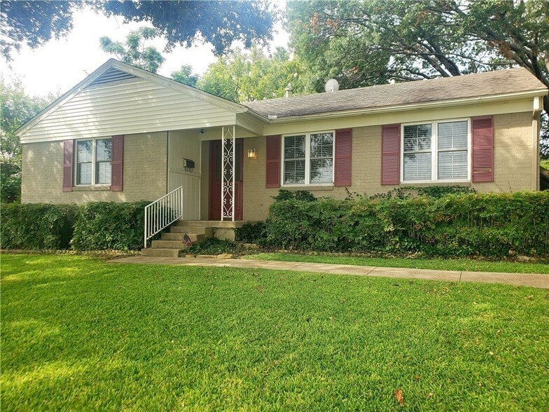 Primary Photo - 585 Classen Dr