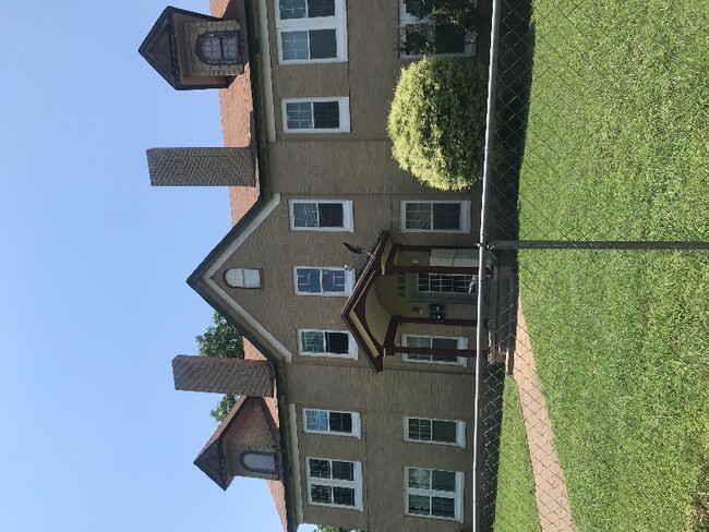 Building Photo - 2601 Fort Ave