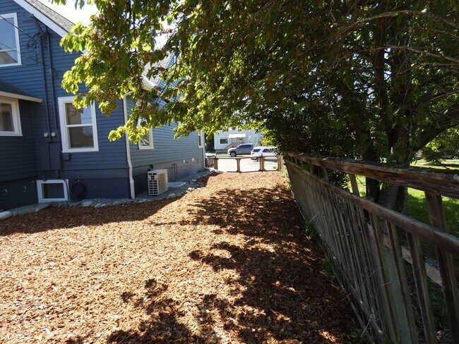 Foto del edificio - 319 W 6th St