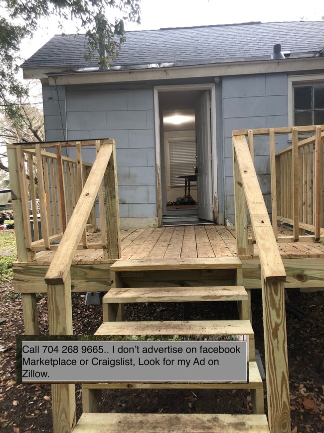 Deck to enjoy the backyard - 1933 Moss St