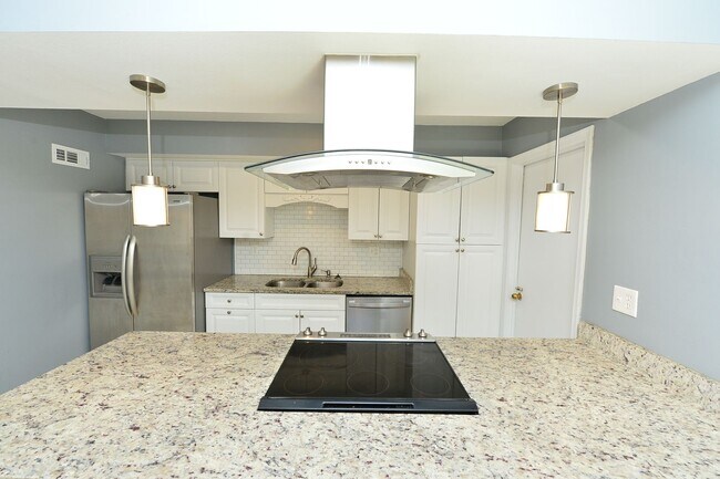 Foto del edificio - Renovated end unit!