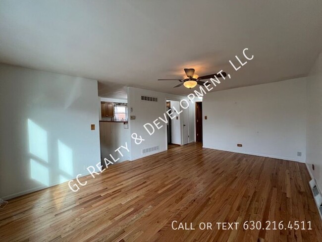 Building Photo - ***SCHAUMBURG DUPLEX / 2BDRM - 2BTH / SS A...