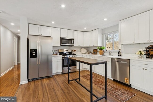 Building Photo - 5068 Macnamara Dr