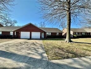 Building Photo - 802 E Kara Ln