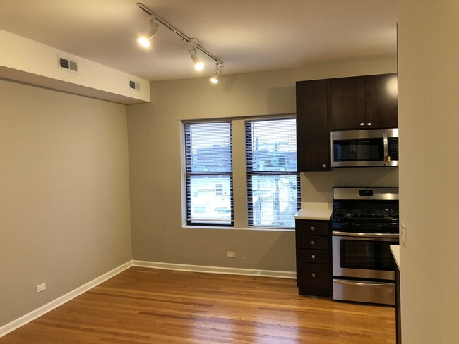 Building Photo - 3215 W Cullom Ave