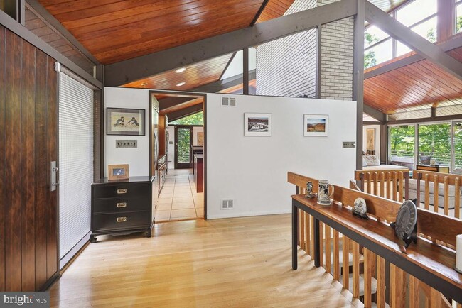 Building Photo - 6620 Fernwood Ct