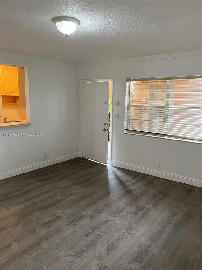 Building Photo - 110 SE 2nd St