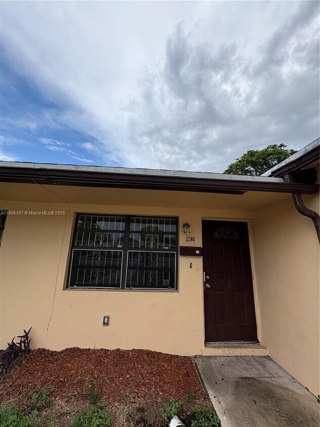 Foto principal - 19121 NW 34th Ct