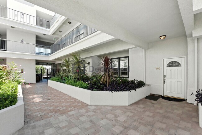 Foto del edificio - 465 E Magnolia Blvd