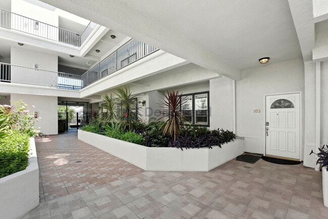 Building Photo - 465 E Magnolia Blvd