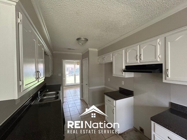 Foto del edificio - Spacious 4BR/2BA Near Southwind | High Ceilings, Brick Fireplace & 2-Car Garage