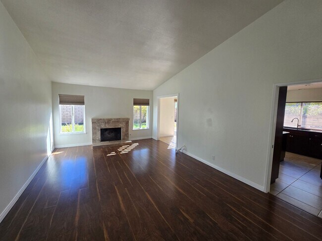 Building Photo - This Beautiful 3 Bedroom 2 Bath Home