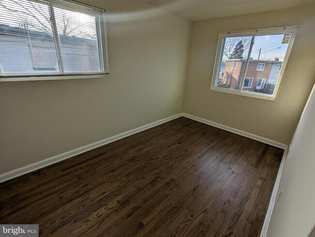 Building Photo - 3018 St Clair Dr