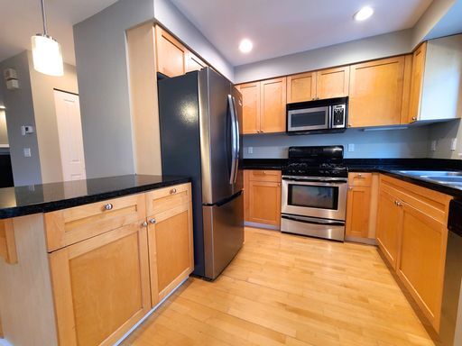 Foto del edificio - Stunning Three Level Townhome in Green Lak...